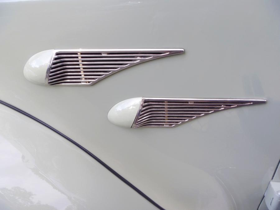 Детали экстерьера DeSoto S2 Airflow Coupe 1936 года  (фото 6 из 19)